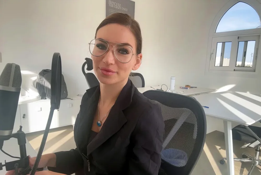 Claudia przy biurku w biurze