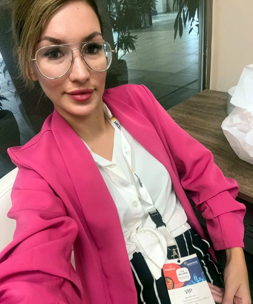 Claudia w różowej marynarce na wydarzeniu